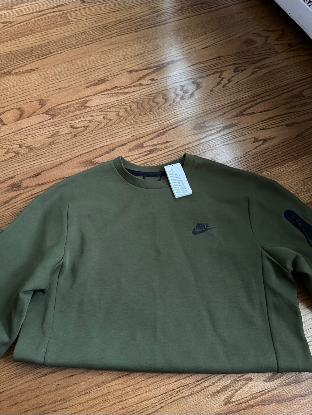 Nike tech crewneck sweatshirt. Men size medium